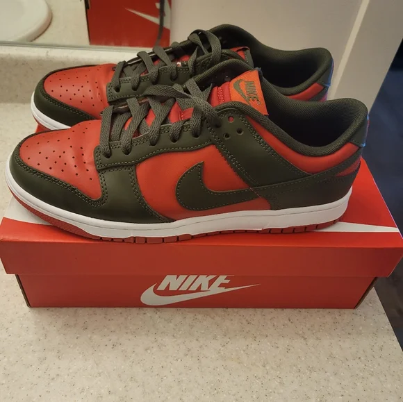 Nike Dunks size 9 red green like new - Picture 6 of 7